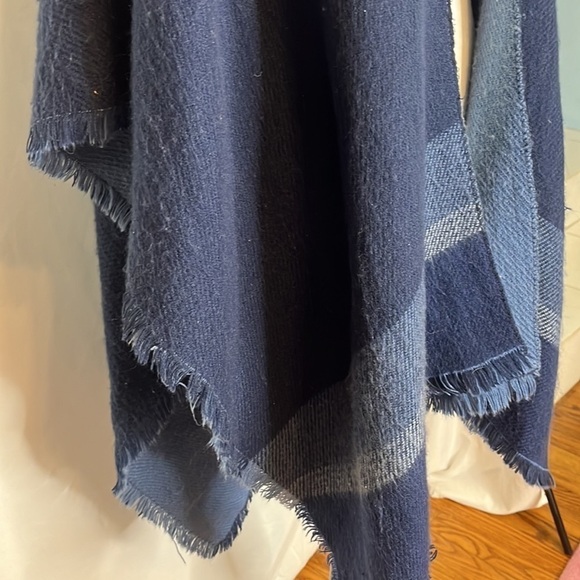 Woolrich blanket style poncho - Picture 3 of 8
